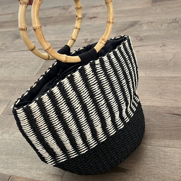 Straw bucket bag, wood handles - Picture 3 of 6